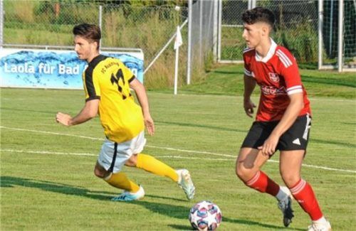 Der junge Julian Stix (rechts) lieferte in seinem ersten Pflichtspiel im Herrenbereich eine gute Leistung ab. Foto Thomas Neumeier