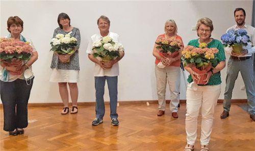 Der neu gewählte Vorstand: (von links) Eva Zehetmair, Lydia Zellner, Johannes Boldt, Elfriede Pauli, Karin Rauschert und Benedikt Jancso. Nicht im Bild sind Christian Staber, Helmut Kraus und Sebastian Kleinschwärzer.Foto bildungswerk