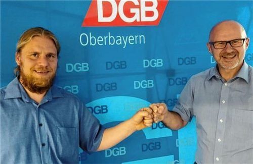 Der neue DGB-Vorsitzende Manuel Halbmeier (links) wird von Günter Zellner, DGB-Regionsgeschäftsführer Oberbayern, im Amt willkommen geheißen.Foto re