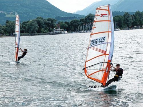 Der Priener Simon Huber (rechts) wurde am Chiemsee bayerischer Jugendmeister im Windsurfen. Foto Privat