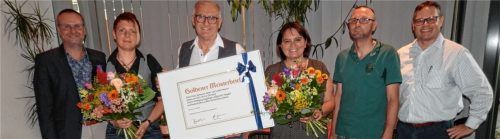 Der scheidende Obermeister Robert Krüger, Obermeisterin Bernadette Stalleder, Franz und Rosmarie Spermann, stellvertretender Obermeister Andreas Stemmer sowie Markus Saller, Geschäftsführer der Kreishandwerkerschaft, freuen sich über die Übergabe des „Goldenen Meisterbriefs“ (von links). Foto Maier
