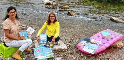 Der Sommerferien-Leseclub kann beginnen: Die Organisatorinnen Andrea Sondhauß (links) und Tatjana Feuerer zeigen ihre Lieblingsbücher. Foto re