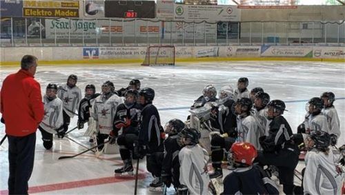 Der Starbulls-Nachwuchs bei den ersten Trainingseinheiten auf dem Eis in der Miesbacher Eishalle.Foto Starbulls