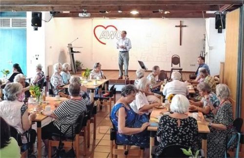 Der Vorsitzende des AWO-Stadtverbandes Theo Auer freut sich mit den Besuchern über die zurückgekehrte Fröhlichkeit. Foto auer