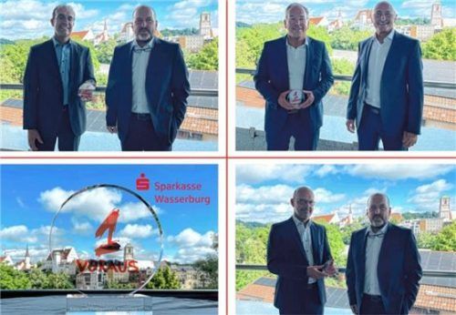 Die Abteilungsleiter der Sparkasse Wasserburg nahmen die Auszeichnung stellvertretend für ihre Mitarbeiter entgegen. Unsere Fotos zeigen (links oben:) Markus Keller (Leiter des Beratungszentrums und der Sparkassengeschäftsstelle im Rathaus) mit Mischa Schubert (Vorstandsmitglied); (rechts oben:) Ralf Neugebauer (Leiter Private Banking) und Peter Schwertberger (Vorstandsvorsitzender der Sparkasse Wasserburg); (links unten:) den „1 Voraus-Award“. (Foto rechts unten:) Martin Schupp aus der Organisation nahm den Preis von Mischa Schubert, stellvertretend für den Bereich „Betrieb“ entgegen.Foto  Sparkasse