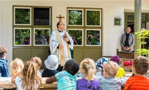 Dekan Klaus Vogl erteilte dem renovierten Gebäude den kirchlichen Segen.Foto Klemmer