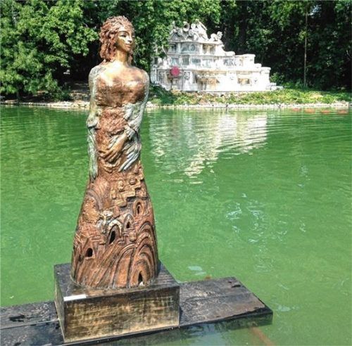 Die Bronzeskulptur „Hoffnung“ scheint über dem See des Palazzo Ducale in Parma zu schweben. Foto re
