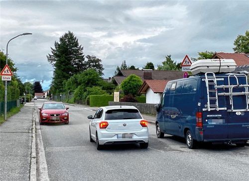 Die Bruckmühler Straße bleibt eng. Auch der geplante Ausbau bringt den motorisierten Verkehrsteilnehmern nicht mehr Platz. Dafür entstehen für die Sicherheit der Kinder beidseitig Fußwege von zwei Metern Breite.Foto  Neuwirth