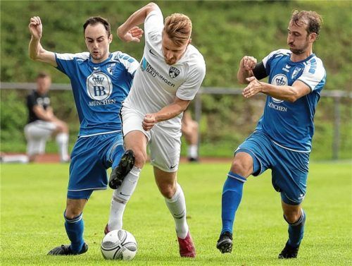 Die Endorfer Daniel Trch (links) und Andreas Reichl versuchen, SG-Spieler Sebastian Pichlmeier zu bremsen.Foto Hans Weitz