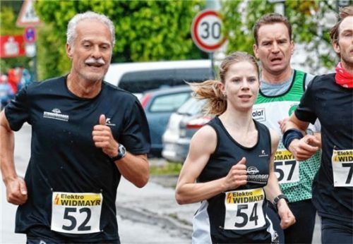 Die erfolgreichen Läufer vom Lauffeuer Chiemgau: Juliane Wiedeburg (rechts) holte den Frauen-Gesamtsieg über 11,5 Kilometer, Harald Mentil (links) wurde Siebter beim Traunsee Halbmarathon.Foto Ludwig Stuffer
