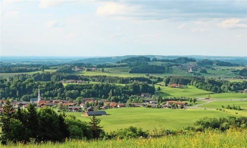 Die Frasdorfer haben mehrheitlich für ein Café mit Schaubäckerei und einen Regionalmarkt am Frasdorfer Anger (rechter Bildrand an der Autobahnausfahrt) gestimmt. Foto Rehberg
