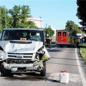 Schulbus kracht Auto aufs Heck