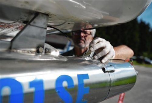 Die Hagelflieger, hier Leiter Georg Vogl bei der Pflege des Silberjodid-Generators, waren Montagabend mit zwei Flugzeugen im Einsatz. Foto dpa