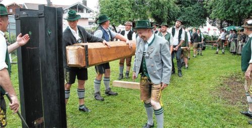 Die Halfinger Organisatoren bei den gemeinsamen Vorbereitungen zum Aufstellen mit den Ameranger Dieben.Foto re