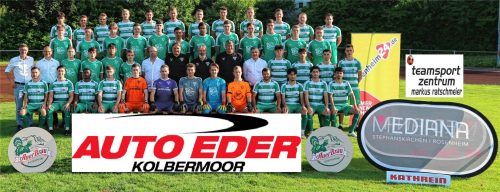 Die Herren und die A-Jugend (hinten von links): Max Labermaier, Jannik Schleelein, Marco Oberberger, Lukas Starringer, Thomas Oberberger, Dominik Brich, Georg Hanslmayr, Marinus Bachleitner, Janik Vieregg, Lukas Ugolini, Dominik Reichmacher, Christoph Börtschök; Zweite Reihe von oben: Felix Heimes, Dion Mala, Sebastian Deibel, Blendi Sejdiu, Leon Etemi, Jalil Kadanama, Enes Öztürk, Mihael Paranos, Luca Romano, Luca Hayden, Alexander Waldschütz, Mike Krumberger; Mitte: Sportlicher Leiter Günter Güttler, Abteilungsleiter Fußball Thomas Leppert, Fikret Jahic, Emin Ljoki, Gökay Öztürk, Angelo Prantl, Jugendleiter Kleinfeld Volker Waldecker, Co-Trainer Armin Just, Trainer Harry Mandl, Torwart-Trainer Heinz Irber, Jugendleiter Großfeld Sasa Stoleski, Nick Gibson, Florian Labermaier, Meris Zecirovic, Stefan Bolesny; Vorne von links: Edon Xhelili, Adrian Krasniqi, Soaune Pape, Dominik Szekeres, Johannes Deckert, Moritz Löwe, Julian Gnatzy, Jaro Gleißenberger, Luis Spiegl, Omer Jahic, Güven Tuncali, Tuna Tunahan, Mehmet Kilic. Auf dem Bild fehlen die Neuzugänge Areeb Mir und Dragisa Topic.