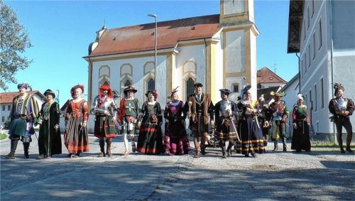 Die historische Gruppe „Gesellschaft der Vier Lande“ sammelt sich zum Abmarsch in Erharting. Foto Josef Padlesak