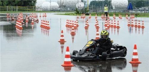Die Kartslalom-Fahrer müssen sich durch den Pylonen-Parcours schlängeln.
