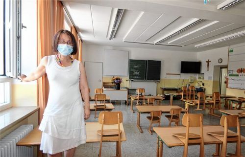 Die Klassenräume der Grundschule Oberaudorf werden aktuell regelmäßig durchgelüftet. Grundschullehrerin Claudia Moser macht es vor.Foto  Schmidt