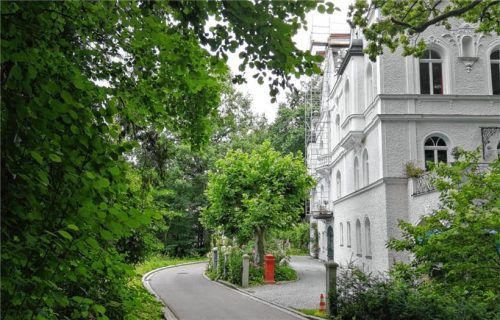 Die schmale Straße am Schloss Innleiten, auch als Gillitzer-Schlössl bekannt, ist für Schwerlaster auf dem Weg zur Leonhardsquelle ein Hindernis-Parcours, den sie oft nicht meistern. Der Schlossbesitzer hat 120000 Euro Gesamtschaden in den vergangenen fünf Jahren errechnet. Foto Archiv Hampel
