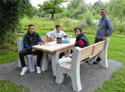 Die Schüler (von links) Marcel Suttner, Tarik Mayer und Edrid Bajqinca von der Pauline-Thoma-Schule haben Bänke und Tische gemeinsam mit Michael Zuber gefertigt. Foto Riediger