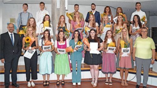 Die Staatspreisträger mit dem stellvertretendem Schulleiter Christian Melchner und Schulleiterin Christiane Elgass. Foto re