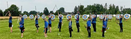 Die Talente der BSG Raubling holten zwölf Medaillen bei den oberbayerischen Meisterschaften: Georg Aigner, Josefine Walter, Ludwig Eß, Kilian Laukemper, Helana Essendorfer, Florian Großmann, Kilian Mayer, Florian Fürst, Balbina Kellerer, Maximilian Lindner, Regina Kellerer, Nils Basel, Marlene Eß und Lena Hohlweger (von links).Foto BSG Raubling