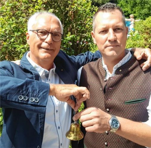 Die Übergabe der Amtsglocke erfolgte vom ehemaligen Amtsinhaber Dr. Johannes Reif (links) an den neuen Präsidenten Florian Reichelt.Foto Lionsclub