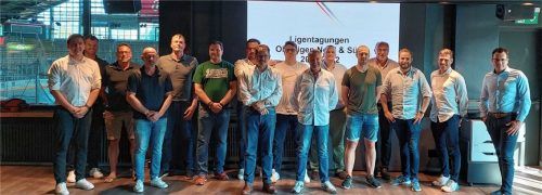 Die Verantwortlichen der Oberliga-Süd-Vereine bei ihrer Tagung in Rosenheim.Foto re