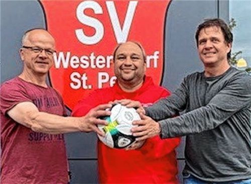 Die Vorstandsmitglieder des SV Westerndorf, Klaus Jordan (links) und Josef Liebl (rechts), präsentieren den neuen Jugendleiter Thomas Neumeier.Foto re