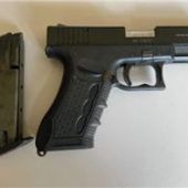 Geladene Waffe und Drogen im Gepäck