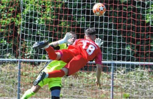 Diese gute Kopfballchance von 1860-Neuzugang Thomas Steinherr wurde von Bruckmühls Tormann Markus Stiglmeir vereitelt. Foto Thomas Neumeier