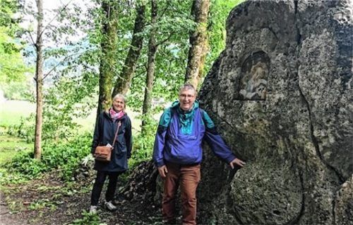 Dr. Barbara Mütter und Dr. Bernhard Stalla vor dem Magdalenen-Denkmal.