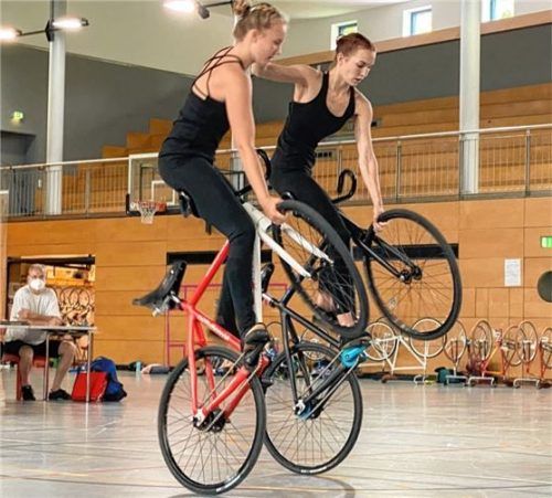 Durch die Lockerung der Schutzmaßnahmen ist auch ein Training im Zweier-Kunstradsport wieder möglich. Ein spontan zusammengestelltes Programm brachte 73,43 von 85,20 Punkten für Jana Pfann und Mina Heinritzi, hier beim synchronen Übergang vom Lenkersitzsteiger in den Steuerrohrsteiger mit Griffverbindung. Foto Elisa Hausmann