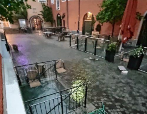 Ein Blick in die Weinstraße: Auch beim Restaurant „Rizz“ stand das Wasser knöchelhoch. Foto Hofer