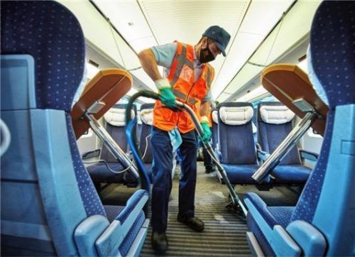 Ein DB-Mitarbeiter saugt in einem ICE den Boden. Ein Unternehmer aus Bad Reichenhall, der derartige Aufgaben im Auftrag der DB beispielsweise in Rosenheim übernommen hatte, musste sich jetzt wegen der Hinterziehung von Sozialbeiträgen vor Gericht verantworten. Foto dpa