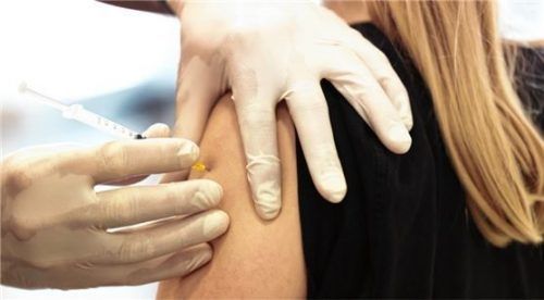 Ein Impfangebot für Jugendliche: In der jüngsten Sitzung des Rosenheimer Stadtrates hat die CSU vorgeschlagen zu prüfen, ob eine Sonderimpftaktion vorstellbar sei. Foto dpa