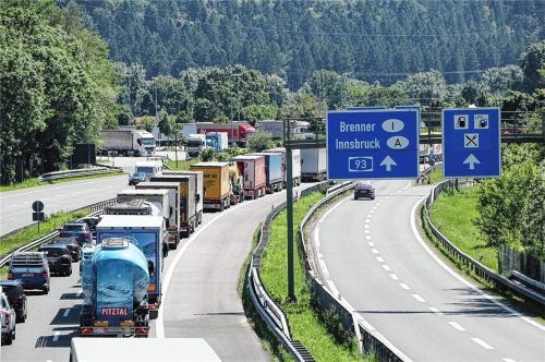 Ein Lkw reiht sich an den anderen, sobald Tirol die Blockabfertigung, zumeist nach Sonn- und Feiertagen, am Grenzübergang Kiefersfelden anordnet. Foto Reisner