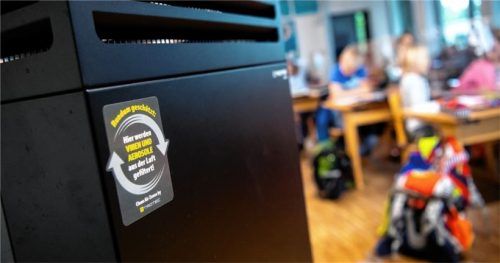 Ein Luftfiltergerät, das die Ansteckung mit dem Coronavirus minimieren soll, steht in einem Klassenzimmer. Geht es nach dem Kreisausschuss, sollen alle Klassenzimmer an Schulen, die vom Landkreis getragen werden, mit derartigen Geräten ausgestattet werden. Foto dpa