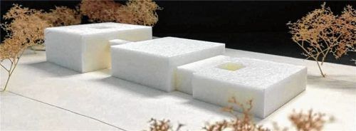 Ein Modell des Schulzentrums in Bad Endorf: In dem dreiteiligen Bau sollen bis 2027 Grund- und Mittelschule unterkommen. Foto re