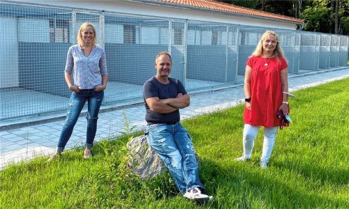 Ein Trio, das Tiere liebt: (von links) Betriebsleiterin Kerstin Eckl, Gesamtprojektleiter Hartmut Uttscheid und Andrea Thomas, Vorsitzende des Tierschutzvereins. Fotos Trautmann