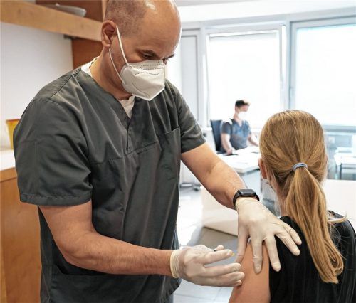 Ein zwölfjähriges Mädchen wird in einer Arztpraxis von einem Hausarzt mit dem Serum von Biontech/Pfizer geimpft. Ob man auch schon Kinder impfen soll, darüber gibt es auch bei unseren Lesern sehr geteilte Meinungen. Foto dpa