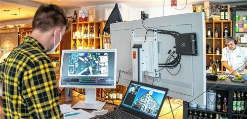 Einen virtuellen Kochabend veranstaltete der Campus Chiemgau zusammen mit der Wirtschaftsförderungs GmbH und Sabino Guglielmi (rechts) in der Feinkost-Bar „Camalo“ in Traunstein. Foto Effner