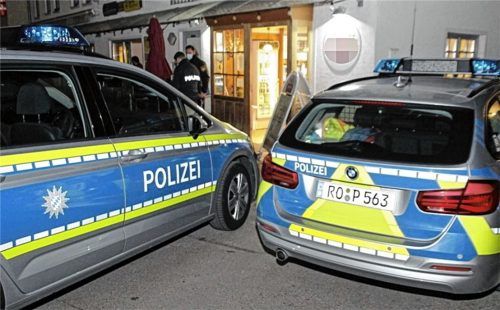 Einsatzfahrzeuge der Polizei stehen kurz nach dem Überfall vor der Bäckereifiliale in Großkarolinenfeld. Foto Reisner