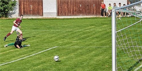 Emmerings Michael Niedermaier erzielt hier den 2:1-Führungstreffer, Bad Aiblings Torhüter Lukas Kunze ist ohne Chance.Foto Dirk Habermann