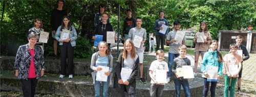 Erfolgreiche Jungmathematiker: Schulleiterin Brigitte Würth (links) gratuliert den Preisträgern und Landessieger Hari Pottayil (zweite Reihe, Zweiter von rechts).Foto Sebastian-Finsterwalder-Gymnasium