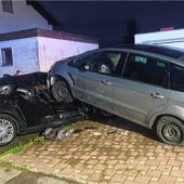 Auto landet auf anderem Fahrzeug