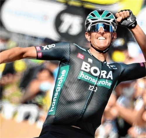 Etappensieger Nils Politt vom Team Bora-hansgrohe jubelt, als er die Ziellinie überquert. Foto David Stockman/dpa