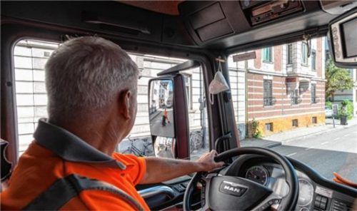 Fahrer Hans Weilacher muss seine Augen überall haben.