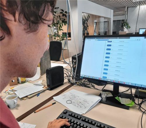 Freie Auswahl: OVB-Volontär Korbinian Sautter gestern beim Test der Online-Registrierung für den Astrazeneca-Tag. Foto Weiser