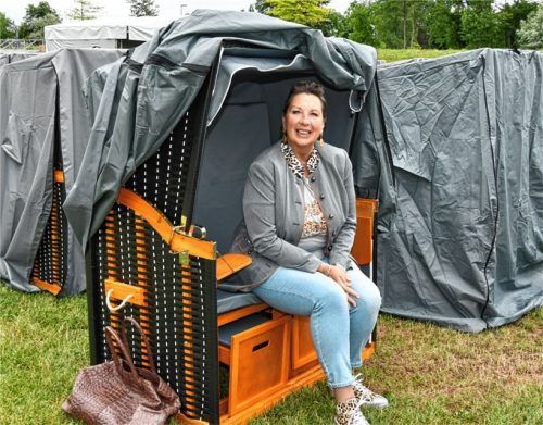 Freut sich auf die kommenden drei Monate: Birgit Gibson kümmert sich um das Marketing und die Öffentlichkeitsarbeit des Strandkorb-Festivals. Foto Schlecker